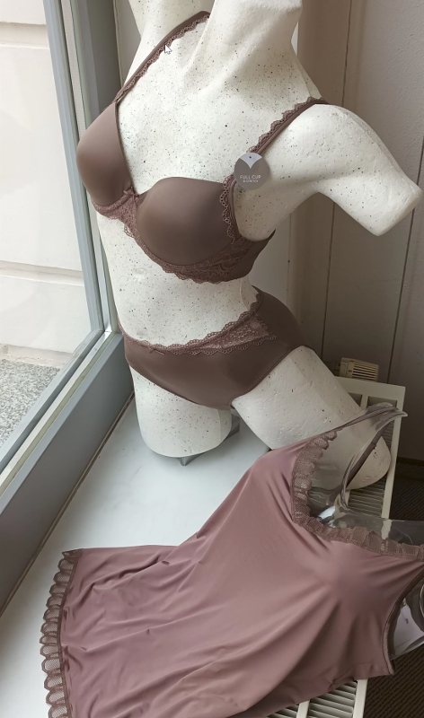 Schalen-BH mit Slip und seidigem Viskosehemd